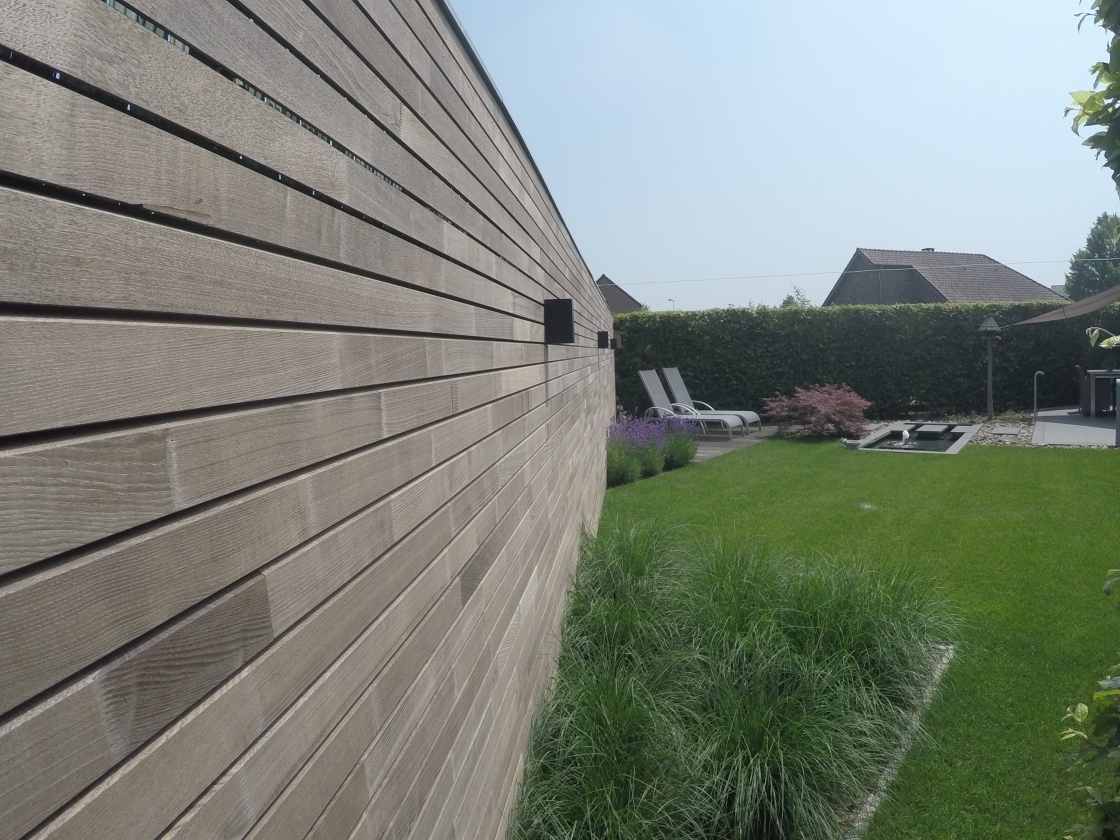Clôture en bois dans un jardin.