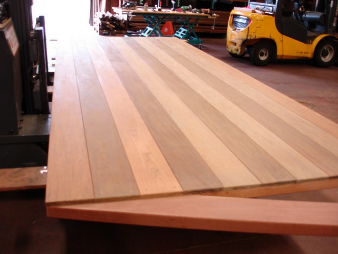 Nos portails en bois sont fabriqués en bois dur tropical avec une classe de durabilité 1.